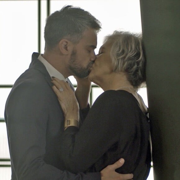 Sabine (Irene Ravache) tem um caso secreto com Adriano (Marcio Kieling), na novela 'Pega Pega'