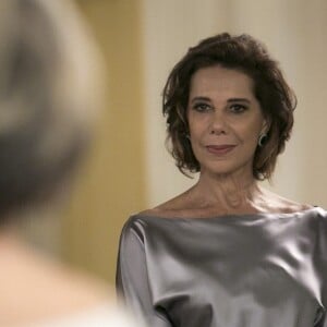 Lígia (Angela Vieira) vê Sabine (Irene Ravache) chegar ao hotel com Adriano (Márcio Kieling) e ironiza a situação, com provocações, em cena da novela 'Pega Pega'