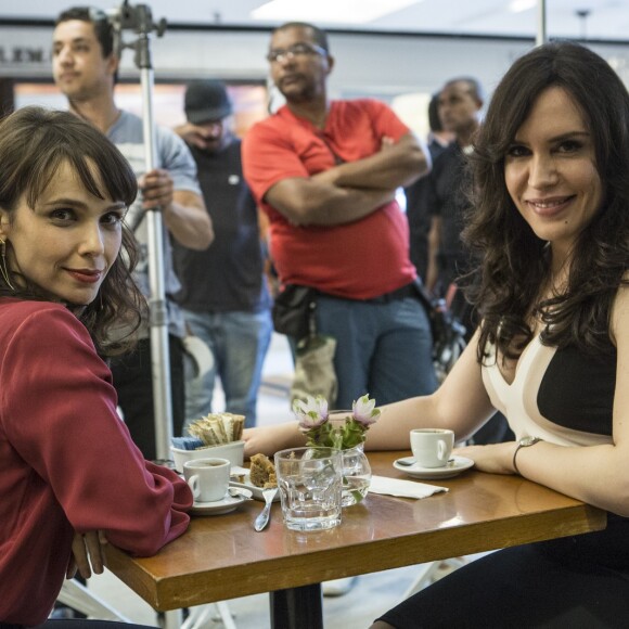 Irene (Débora Falabella) e Mira (Maria Clara Spinelli) são cúmplices de um golpe com assassinato, do qual Garcia (Othon Bastos) é testemunha, na novela 'A Força do Querer'