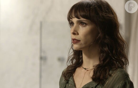 Irene (Débora Falabella) se apavora quando vê Eugênio (Dan Stulbach) no corredor com Garcia (Othon Bastos), na novela 'A Força do Querer'