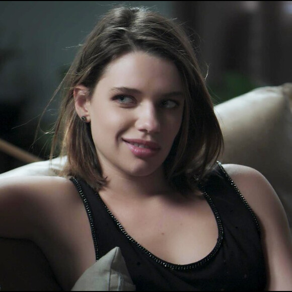 Cibele (Bruna Linzmeyer) tenta colher material para fazer um teste de DNA e verificar a paternidade de Ruyzinho, na novela 'A Força do Querer'