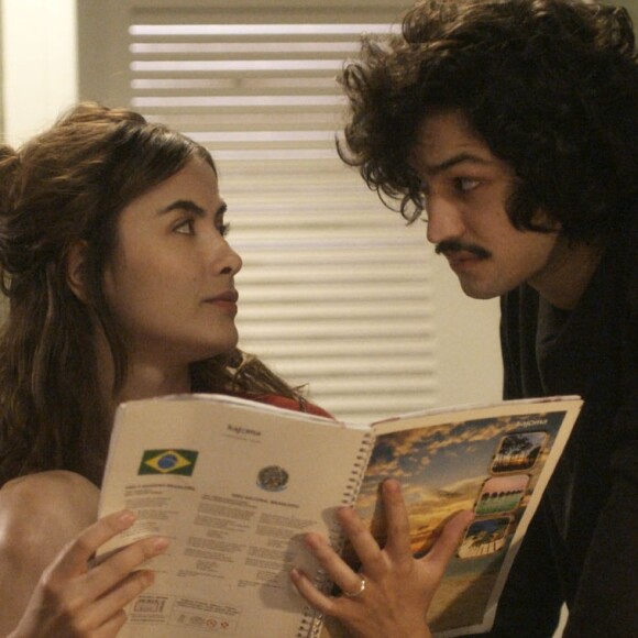 Rimena (Maria Casadevall) e Gustavo (Gabriel Leone) se beijam e transam, a partir de 24 de julho de 2017, na supersérie 'Os Dias Eram Assim'