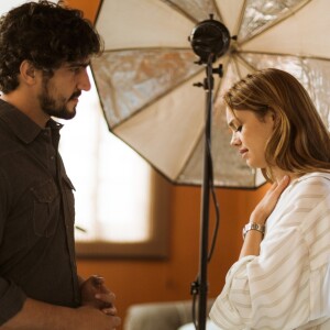 Renato (Renato Góes) exige que Alice (Sophie Charlotte) lhe conte o que Vitor (Daniel de Oliveira) fez com ela, na supersérie 'Os Dias Eram Assim'
