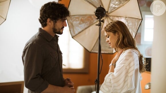 Renato (Renato Góes) exige que Alice (Sophie Charlotte) lhe conte o que Vitor (Daniel de Oliveira) fez com ela, na supersérie 'Os Dias Eram Assim'