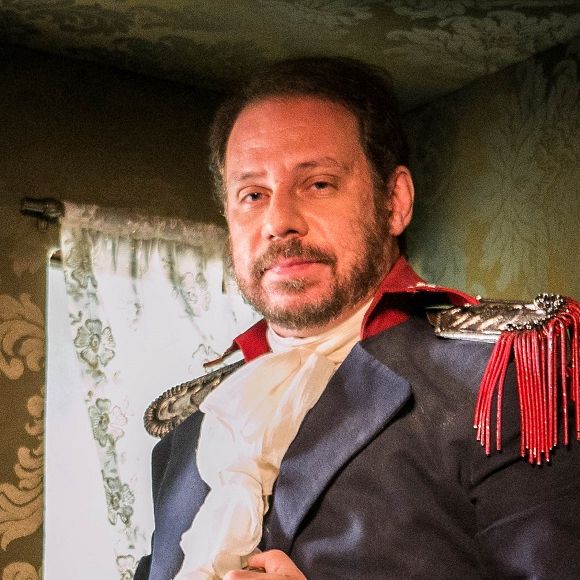 Chalaça (Rômulo Estrela) se alia a Felício (Brunce Gomlevsky), o marido de Domitila (Agatha Moreira), na novela 'Novo Mundo'