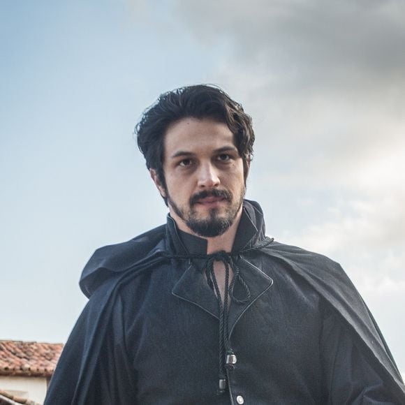 Chalaça (Rômulo Estrela) volta do exílio para se vingar de Domitila (Agatha Moreira) e se torna comparsa de Felício (Brunce Gomlevsky), em 21 de julho de 2017, na novela 'Novo Mundo'