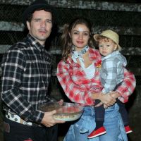 Sophie Charlotte e Daniel de Oliveira levam o filho à arraial de novela. Fotos!