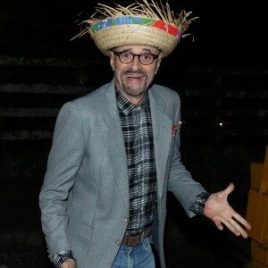 Marcos Caruso chegou com um chapéu de palha no arraial da novela 'Pega Pega'