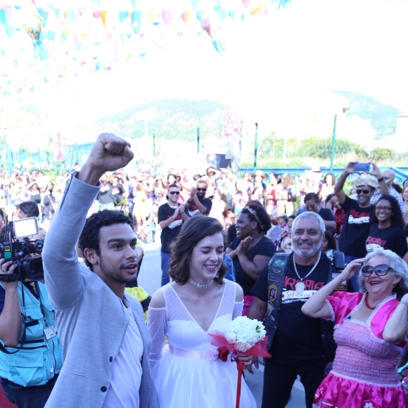 Sergio Malheiros comemora em casamento com Sophia Abrahão em arraial solidário
