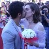 Sophia Abrahão e Sergio Malheiros se beijam em casamento caipira