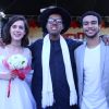 Sophia Abrahão e Sergio Malheiros posam com padre de casamento caipira