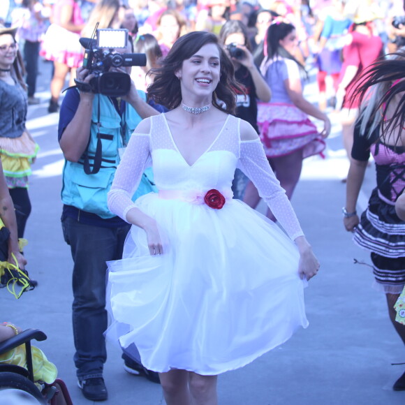 Sophia Abrahão curte quadrilha em arraial solidário