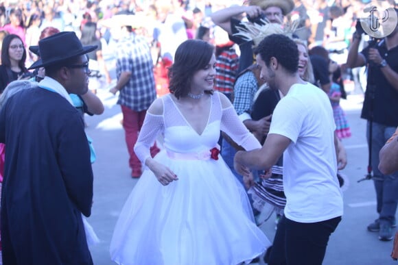 Sophia Abrahão e Sergio Malheiros dançam quadrilha em shopping do Rio
