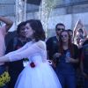 Sophia Abrahão joga buquê de noiva para público presente em arraial