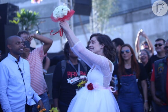 Sophia Abrahão joga buquê após casamento caipira
