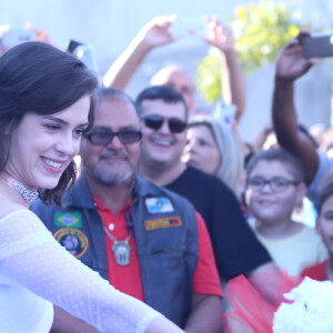 Sophia Abrahão dá buquê para jovem presente em arraial