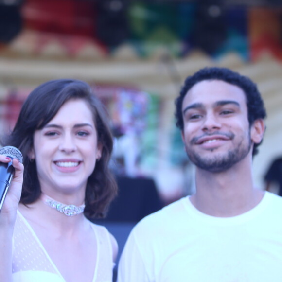 Sophia Abrahão e Sergio Malheiros posam em festa junina de shopping no Rio