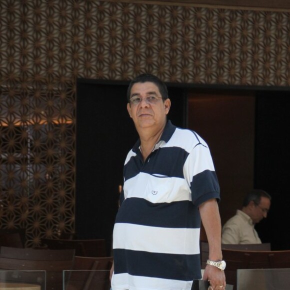 Zeca Pagodinho já está em casa acompanhado da família