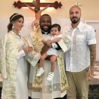Ex-BBBs Fernando Medeiros e Aline Gotschalg batizam o filho, Lucca: 'Você é luz'