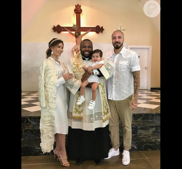 Ex-BBBs Aline Gotschalg e Fernando Medeiros batizam o filho, Lucca, em 16 de julho de 2017