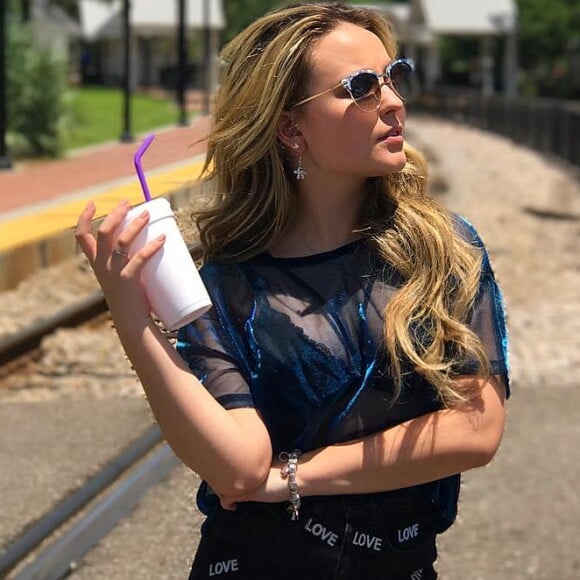 Larissa Manoela adotou a tendência da blusa holográfica em viagem aos parques da Disney