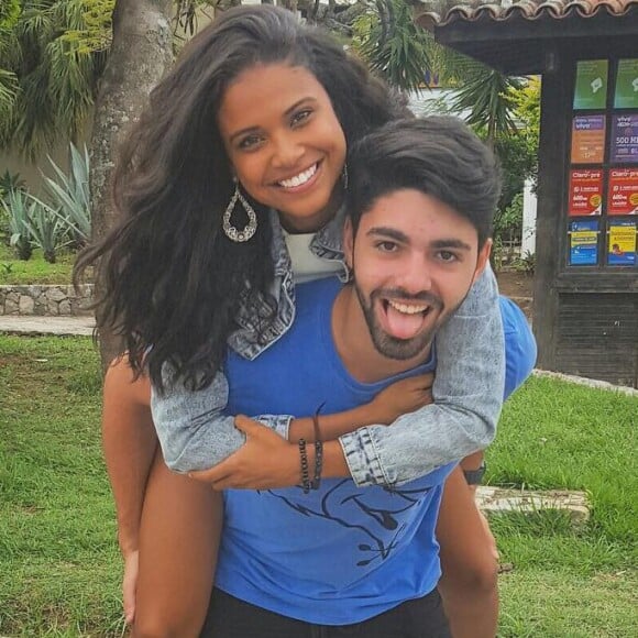 Aline Dias disse que conversa bastante com o filho, Bernardo