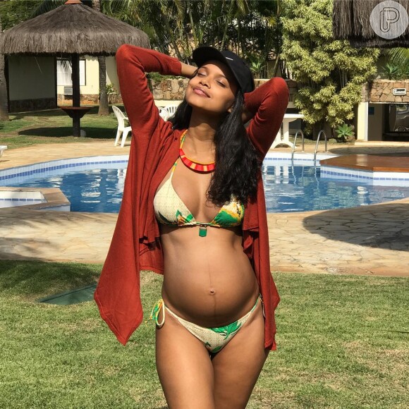 Aline Dias exibiu a barriguinha de seis meses de gravidez, em seu Instagram, neste domingo, 16 de julho de 2017