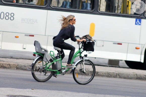 De calça justíssima, Fernanda Lima tira tarde para passear de bicicleta no Rio de Janeiro