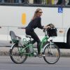 Fernanda Lima anda de bicicleta no Rio com calça colada no Leblon, no Rio de Janeiro na tarde desta sexta-feira, 4 de abril de 2014