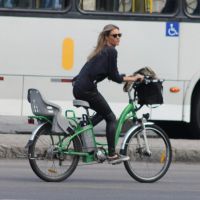 Fernanda Lima faz passeio de bicicleta no Rio de Janeiro