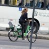 Fernanda Lima usa disco paint para andar de bicicleta no Rio