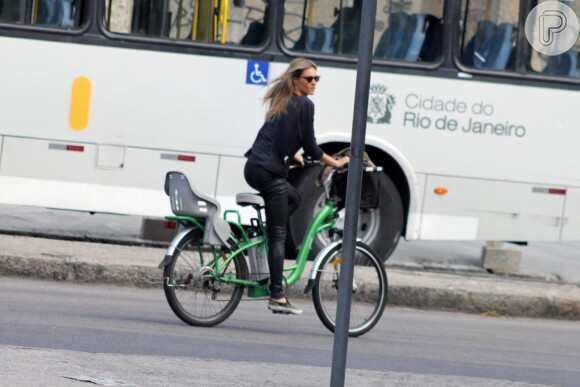 Fernanda Lima usa disco paint para andar de bicicleta no Rio