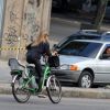 Fernanda Lima não perdeu a classe ao passear de bicicleta no Rio