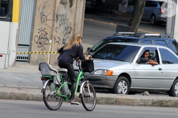 Fernanda Lima não perdeu a classe ao passear de bicicleta no Rio