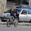 Fernanda Lima passeia de bicicleta no Leblon, no Rio de Janeiro
