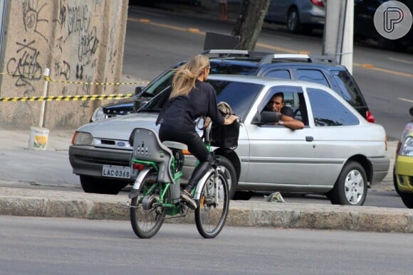 Fernanda Lima passeia de bicicleta no Leblon, no Rio de Janeiro