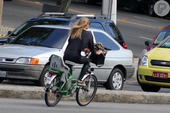 Fernanda Lima, de volta à TV em 'Superstar', na Globo, tira o dia para relaxar dando uma volta de bicicleta no Rio de Janeiro