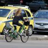 Fernanda Lima anda de bicicleta no Rio com calça colada no Leblon, no Rio de Janeiro