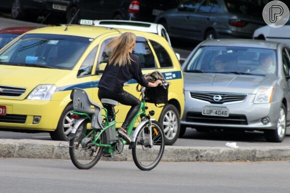 Fernanda Lima anda de bicicleta no Rio com calça colada no Leblon, no Rio de Janeiro