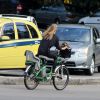Fernanda Lima anda de bicicleta no Rio com calça colada no Leblon, no Rio de Janeiro; bicicleta já foi usada para apresentadora ir a um restaurante com o marido, Rodrigo Hilbert