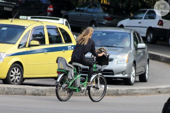 Fernanda Lima anda de bicicleta no Rio com calça colada no Leblon, no Rio de Janeiro; bicicleta já foi usada para apresentadora ir a um restaurante com o marido, Rodrigo Hilbert