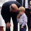 De mãos dadas com George, Príncipe William conversou com o filho mais velho durante chegada à Varsóvia, na Polônia, em 17 de julho de 2017