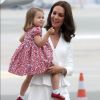 O look peplum branco Alexander McQueen usado por Kate Middleton deu destaque à estampa floral do vestido da princesa Charlotte durante chegada à Varsóvia, na Polônia, em 17 de julho de 2017