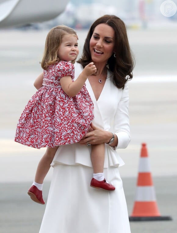 O look peplum branco Alexander McQueen usado por Kate Middleton deu destaque à estampa floral do vestido da princesa Charlotte durante chegada à Varsóvia, na Polônia, em 17 de julho de 2017