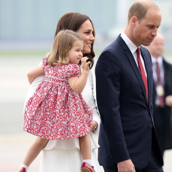 Princesa Charlotte usou o vestido floral com sapatinhos vermelhos durante chegada à Varsóvia, na Polônia, em 17 de julho de 2017