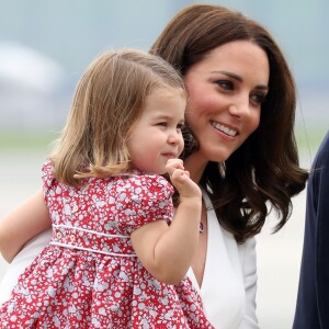 Princesa Charlotte esbanjou fofura no colo de Kate Middleton com um vestido floral durante chegada à Varsóvia, na Polônia, em 17 de julho de 2017