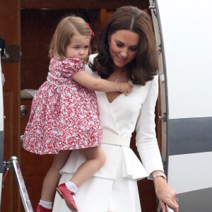 Princesa Charlotte desceu do avião no colo de Kate Middleton, que apostou em um look Alexander McQueen