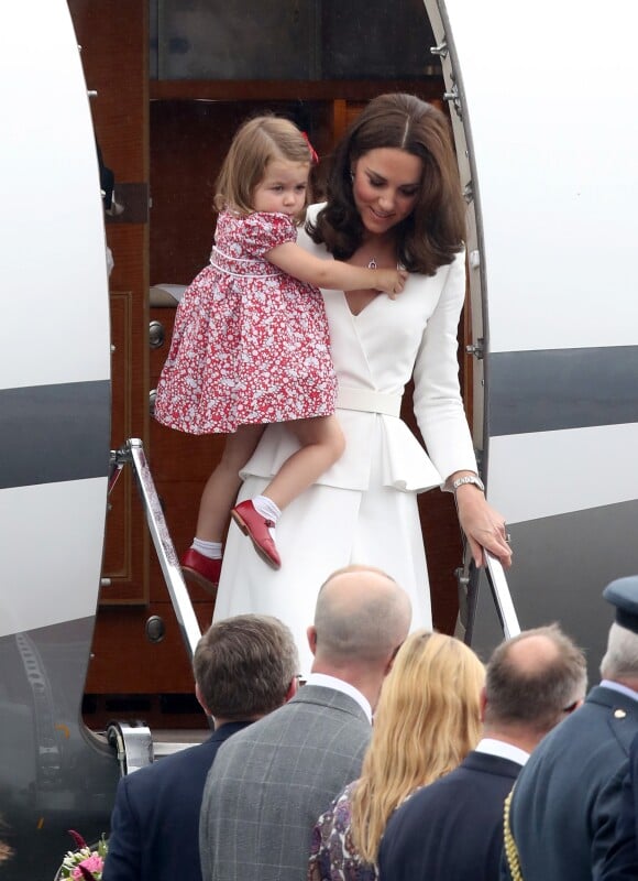 Princesa Charlotte desceu do avião no colo de Kate Middleton, que apostou em um look Alexander McQueen