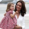 Kate Middleton e princesa Charlotte usaram looks caprichados em viagem à Polônia, em 17 de julho de 2017