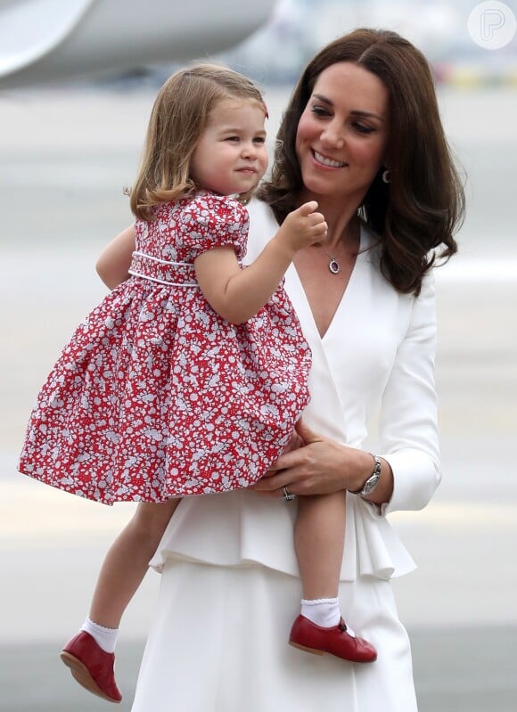 Kate Middleton e princesa Charlotte usaram looks caprichados em viagem à Polônia, em 17 de julho de 2017